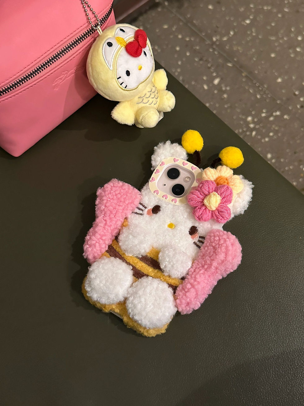 थंबनेल: Bumblebee Hello Kitty Fleece iPhone Case W/ Crocheted Flowers