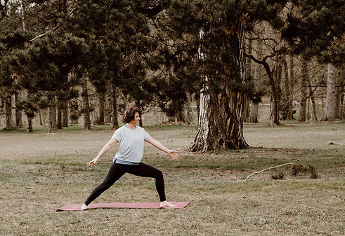 Bettina Ludwig macht Yoga im Park Mettlach