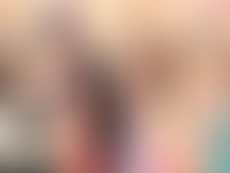 Salão decorado, garçons, com bandejas aperitivos e taça. adultos formalmente, com taças. jovens vestidas com vestidos longos e elegantes, cor lilás e brilho e a outra de rosa.