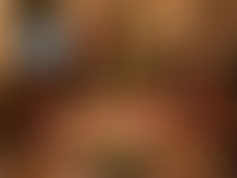 Em uma sala, família celebra o Natal ao redor de uma mesa e uma árvore iluminada. Alguns decoram, outros desfrutam da ceia.