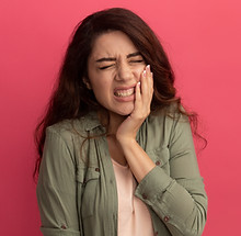 dolor-joven-hermosa-chica-vistiendo-camiseta-verde-oliva-poniendo-la-mano-sobre-el-dolor-d