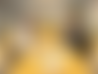 Dois detetives estão conversando sobre o depoimento estão em uma sala na delegacia a mesa onde eles estão está com papéis