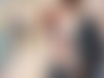 Em uma escola no corredor uma garota está chorando muito e segurando a mão, o garoto que está segurando a mão dela olhando para elae enquanto isso um garoto está entrando e ver o que está acontecendo