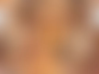 Aconchego familiar em volta da lareira de pedra. Avó, mãe, filha e pai em sala decorada com livros, velas e quitutes natalinos.