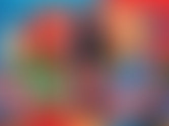 duas garotas uma de olhos verdes cabelos longos e ondulados cor ruiva, e a outra de cabelos lisos cor loira e a loira está chorando muito está em um apartamento conversando .