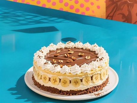 Banoffee uma camada de biscoito triturador e outra camada de doce de leite e outra camada de banana e outra camada dechantilly com um pouco de doce de leite misturado e por fim chantilly sem doce de leite misturado