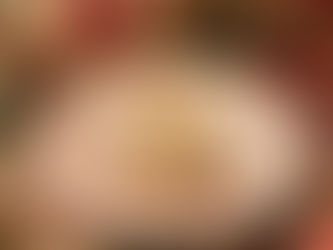 Um prato com decoração de natal com um biscoito de formato de árvore de natal nele