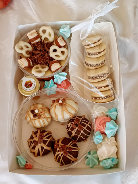 המארז המתוק - מכיל קינוח מוס בטעמים, אלפחורס, כדורי שוקולד בטעמים, נשיקות ודבשונית.