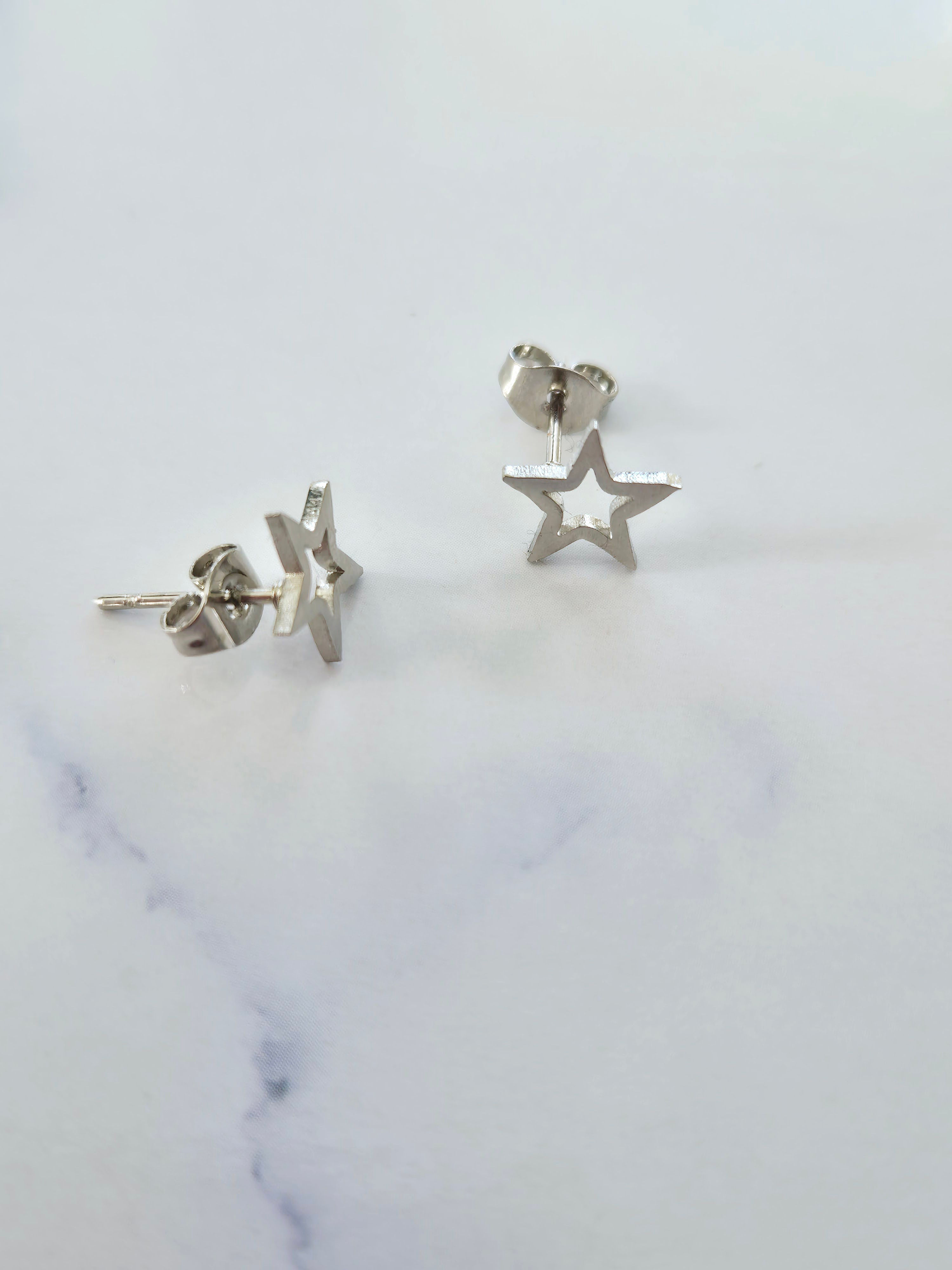 Stainless steel stud earrings
Silver, Hollow star