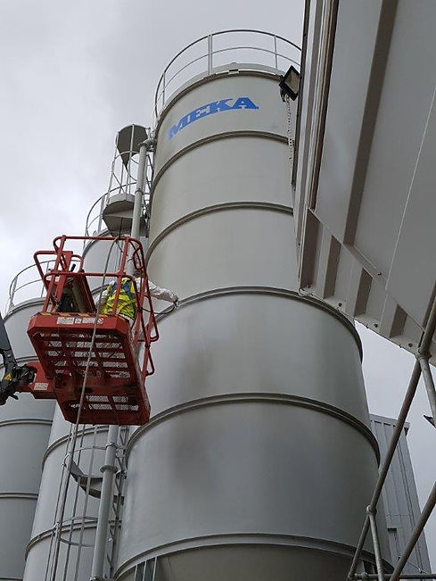 Grit blasting of silo