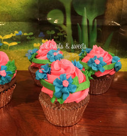 Poppy Troll cupcakes