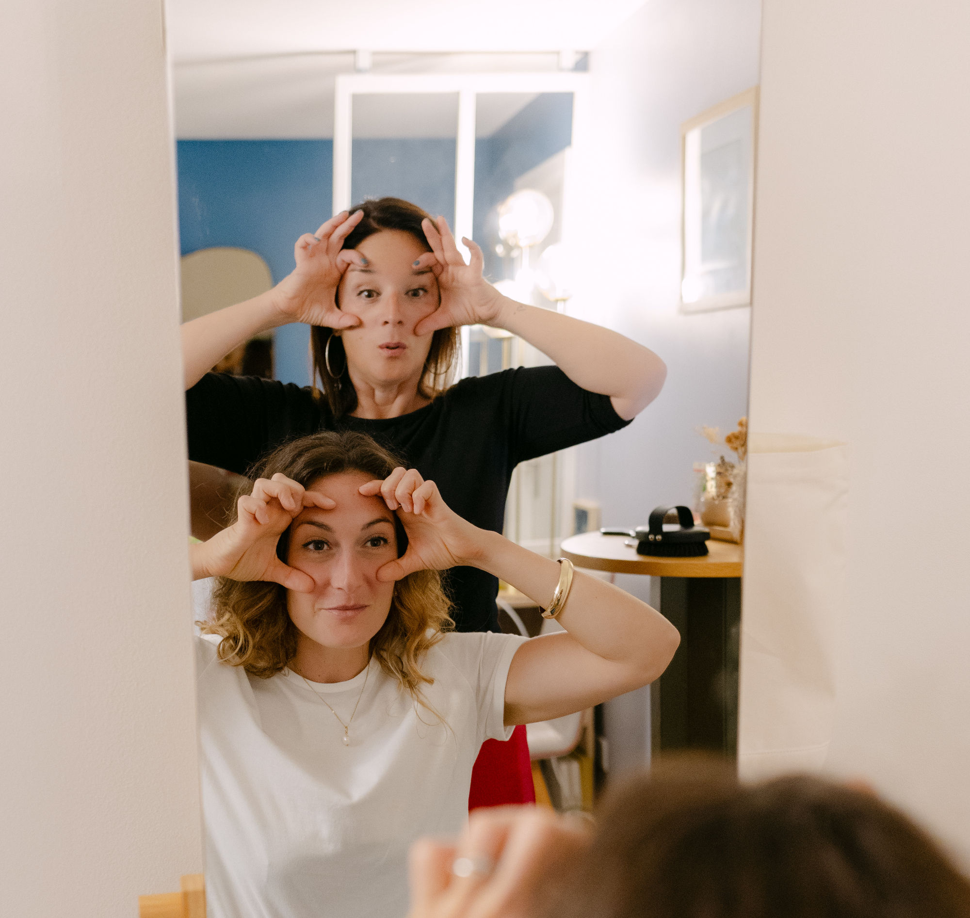 Routine beauté complète incluant massage facial, face yoga et soins cosmétiques.