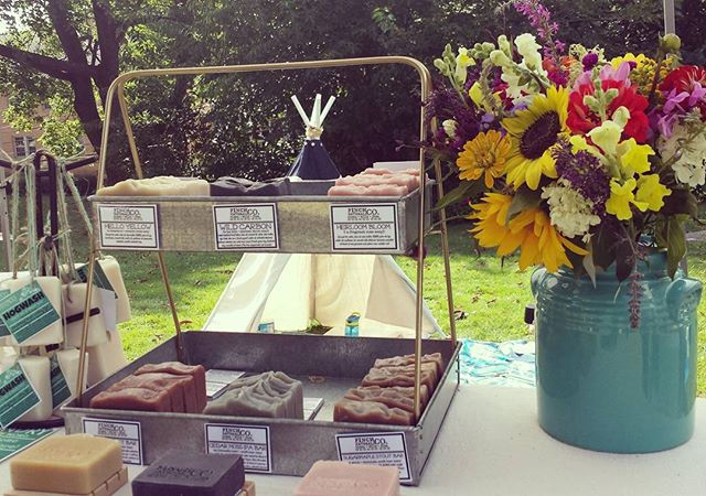 Another beautiful market day _bellevuemarket _#finchnaturalsco #cleanwildfree Thanks to _maggiesbundles for making my table more beautiful,_