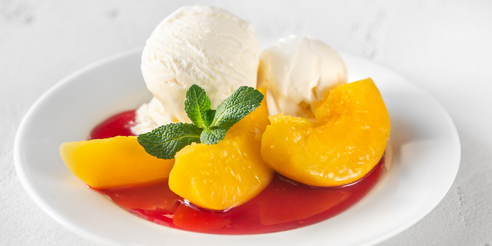 Le dessert Pêche Melba sur une assiette