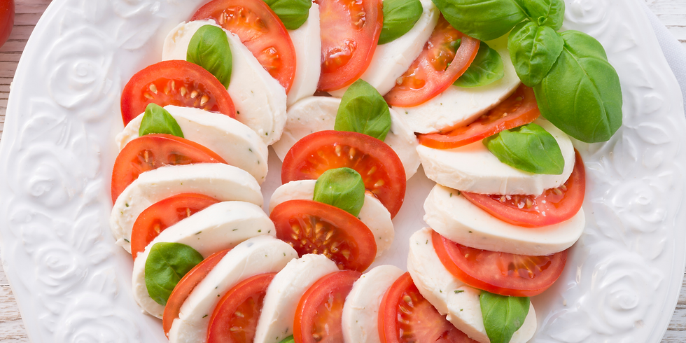 Une salade caprese à base de tomates, de mozzarella et de basilic