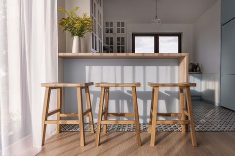 zdjęcie wnętrza kuchni dębowe hokery pod barkiem