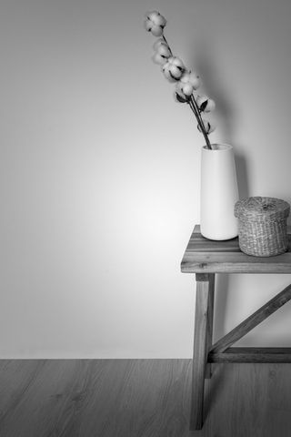 czarno-białe zdjęcie produktowe dębowej ławki kulka.home