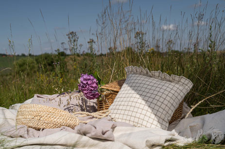 poszewka dekoracyjna na tle wiosennej łąki