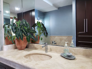 Baño completo y walk in closet de habitación 2