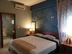 amplia habitación, ventilada con vista a la ciudad, bastante ropería y baño completo