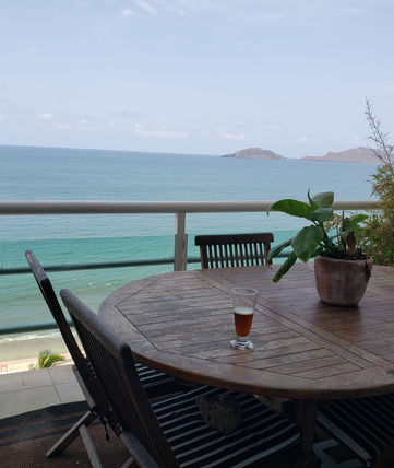 En la primer planta junto a los 3 camastros asoladores tienes espacio para un comedor de 6 espacios donde tener esas cenas, desayunos o comidas memorables contemplando atardeceres o simplemente la vida marina