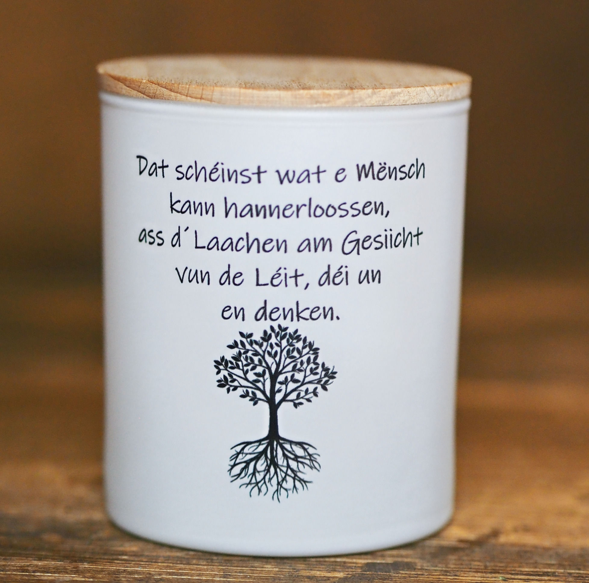 Windlicht / Duftkerze "Dat schéinst wat e Mënsch ..."