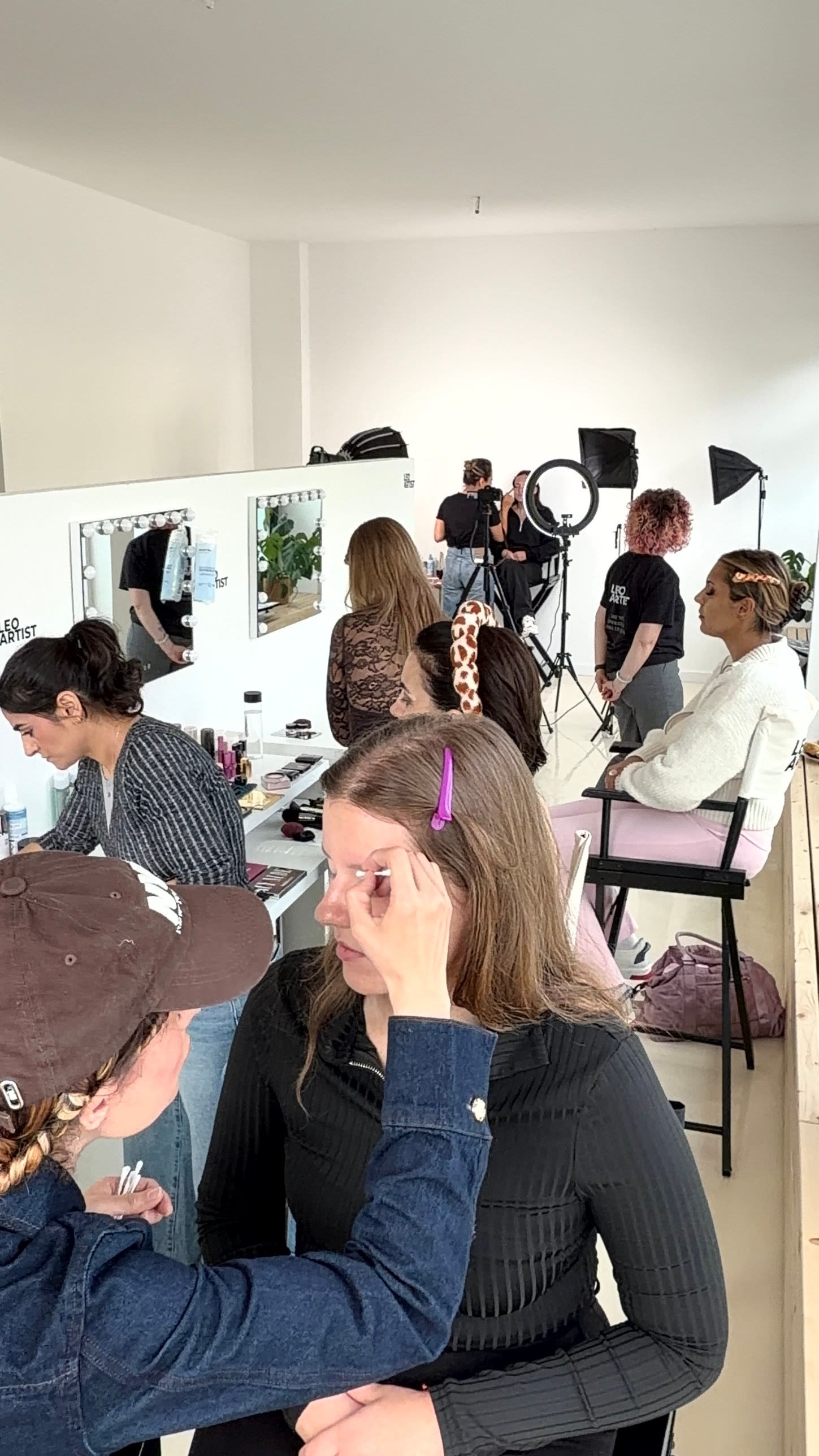 Schülerinnen schminken an Spiegelplätzen in der Leo Artist Academy