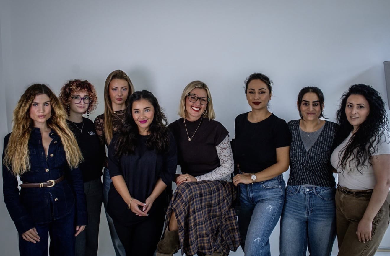 Schülerinnen und Team der Leo Artist Academy gemeinsam im Studio