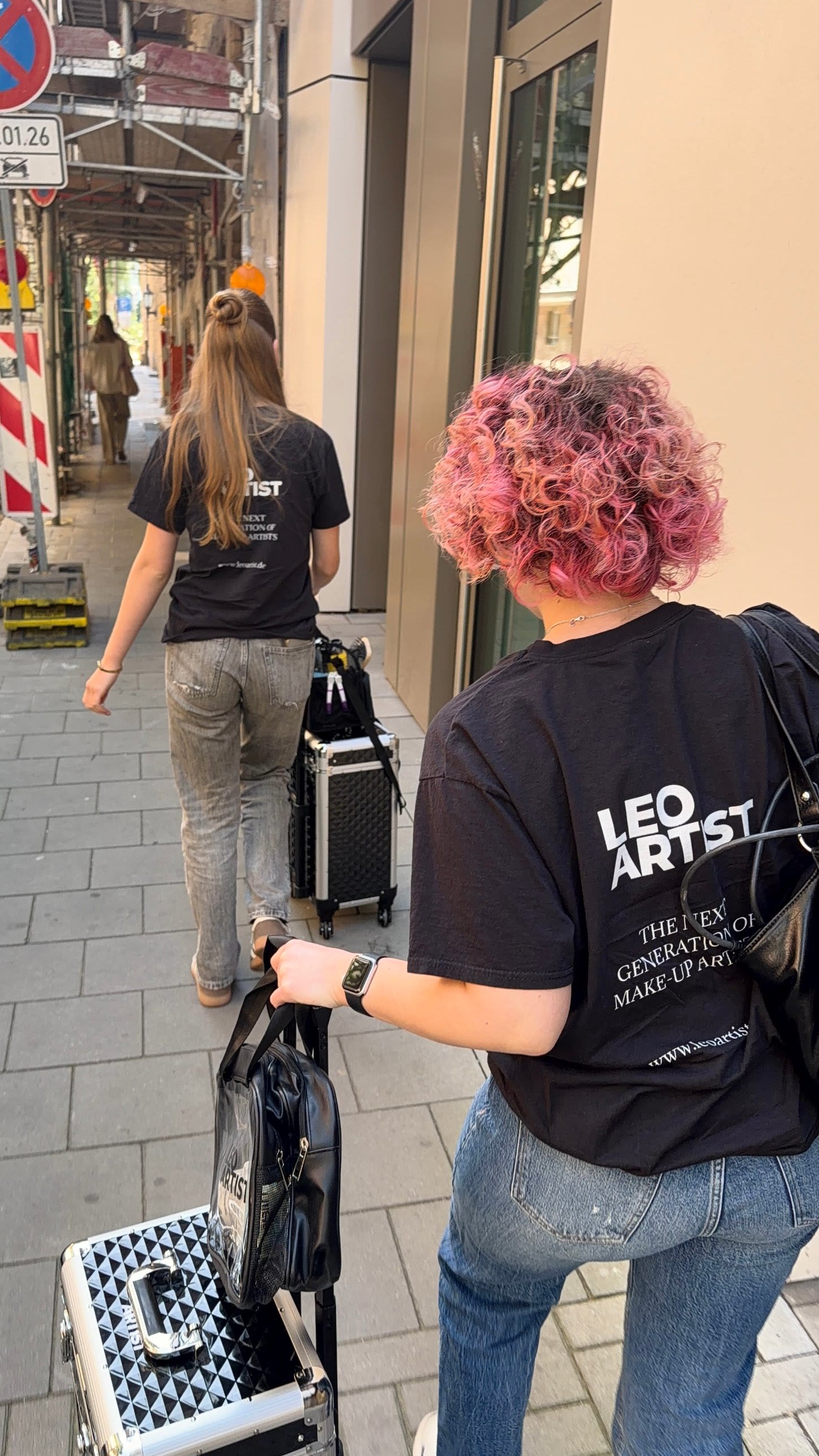Zwei Schülerinnen mit Make-up Koffern auf dem Weg zum Einsatz