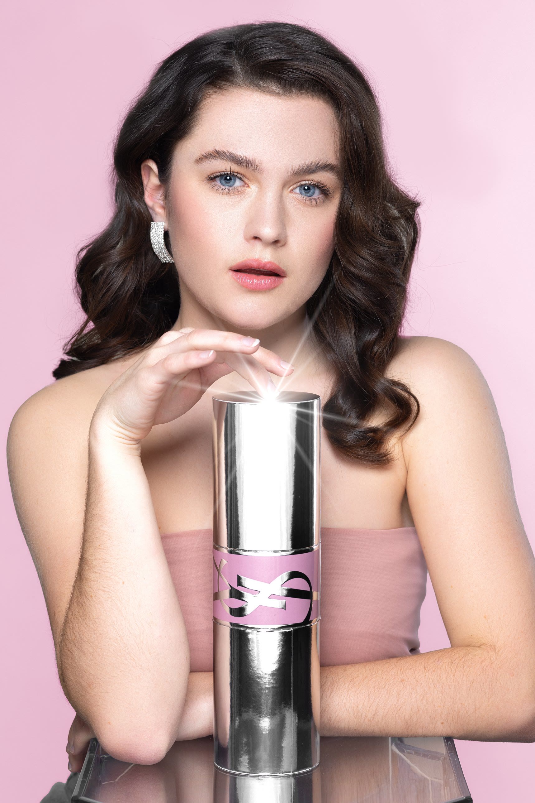 Shooting-Ergebnis: Beauty-Campaign-Look mit Glow-Haut und Hollywood Waves vor rosa Hintergrund