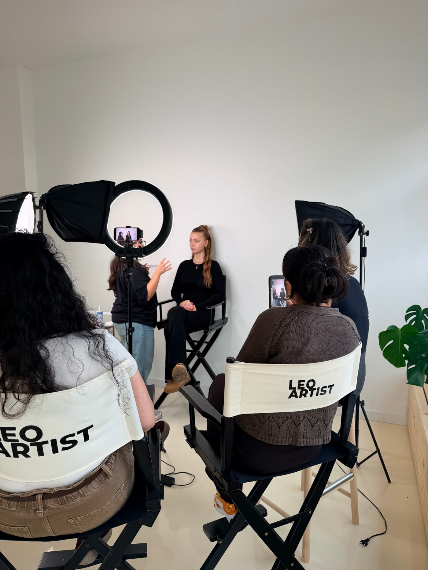 Masterclass in der Leo Artist Academy mit Ringlicht und Regiestühlen