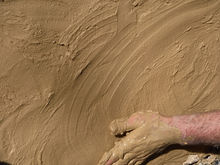 Expérimentation archéologique
Lissage manuel du torchis (Picardie) © ArchéoTerre