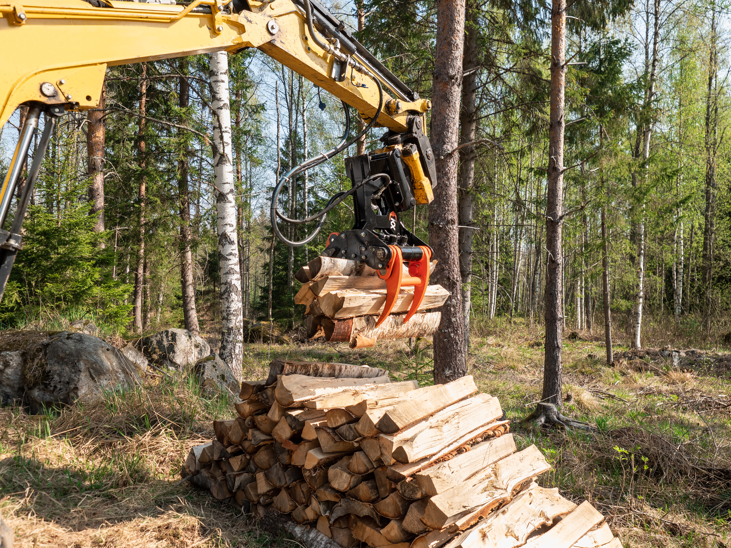 KX210 - Loading firewood-14.jpg