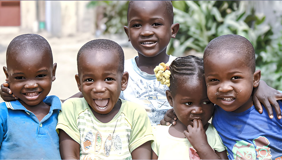 Enfants partageant un moment de sourire