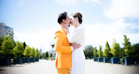 Couple d'amoureux s'embrassant le jour du mariage au jardins du Mail à angers 