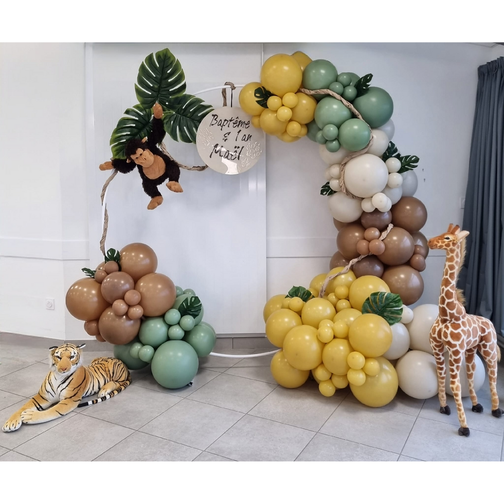 Peluche tigre dans une décoration de ballons thème savane