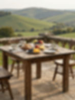 Petit-déjeuner en terrasse dans l'immobilier à Lamastre.