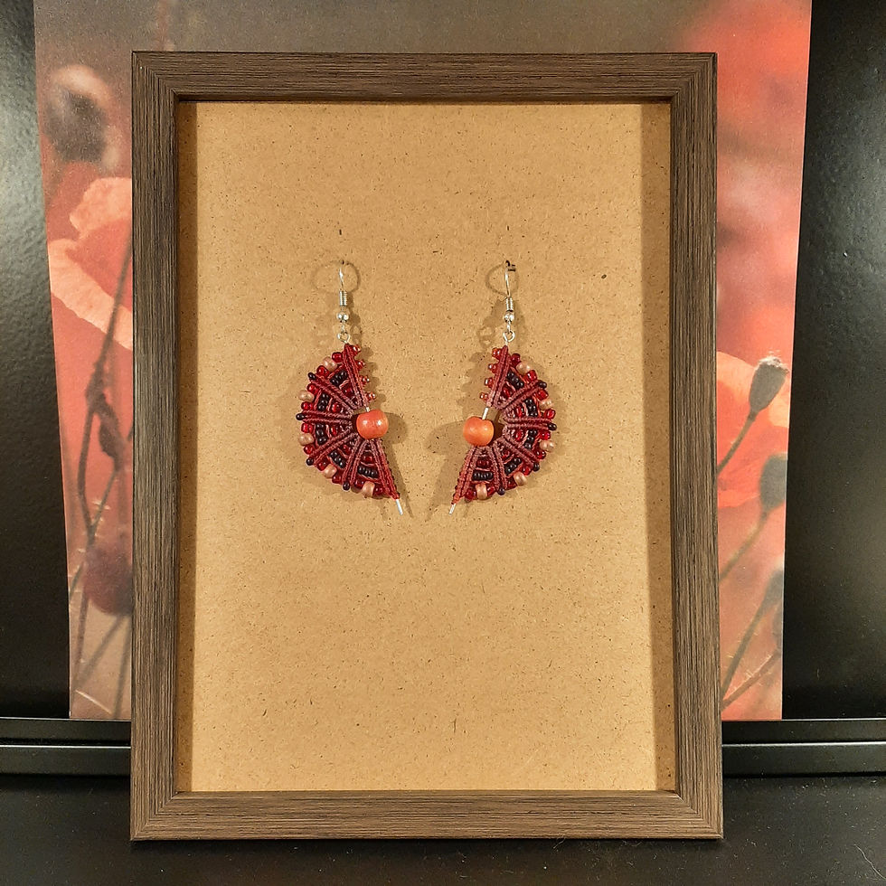 Boucles d'oreilles Clementina en micro-macramé avec une perle en bois