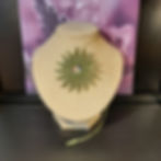 Pendentif soleil en micro-macramé avec une perles millefiori