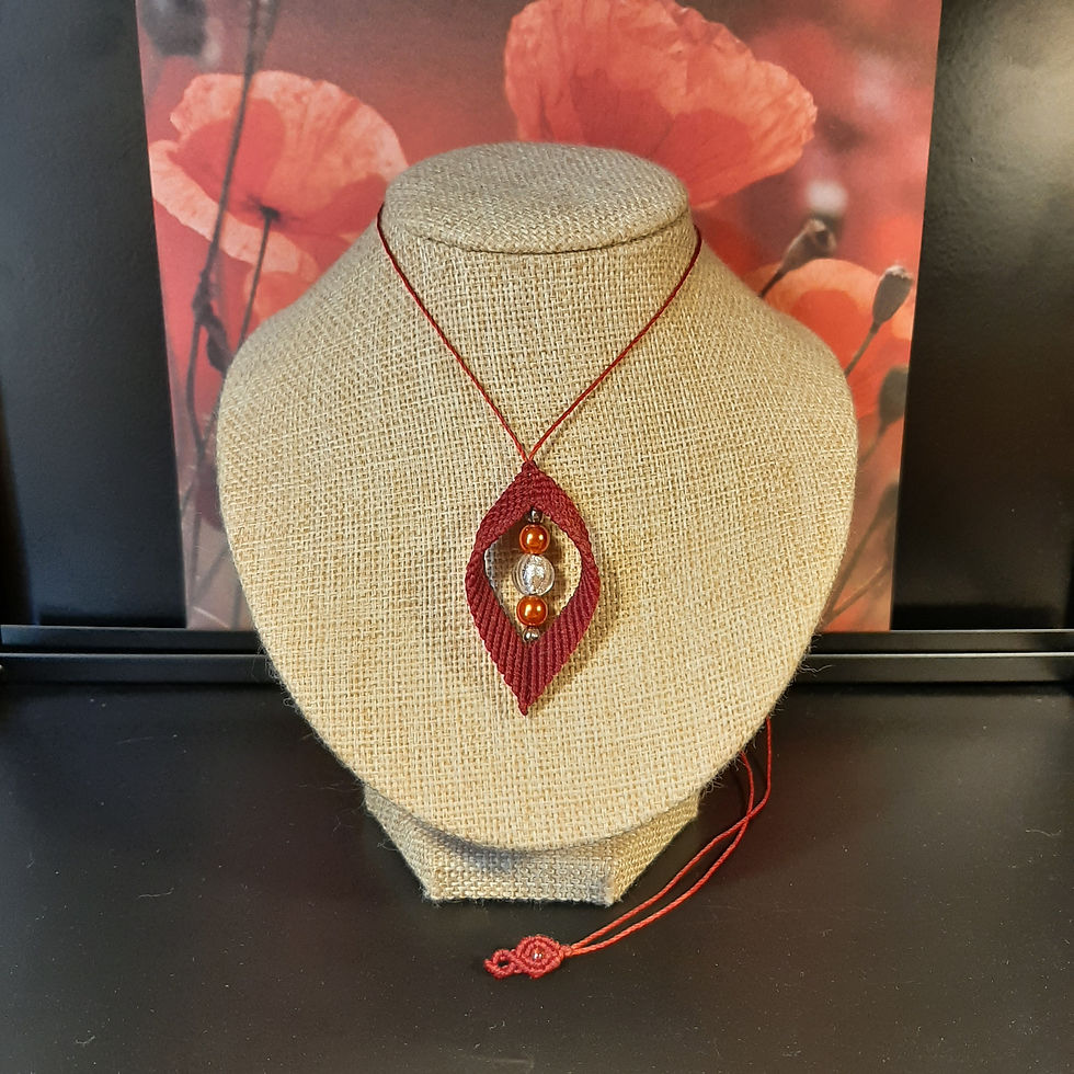 Pendentif Enola en micro-macramé avec une perle en verre de Murano