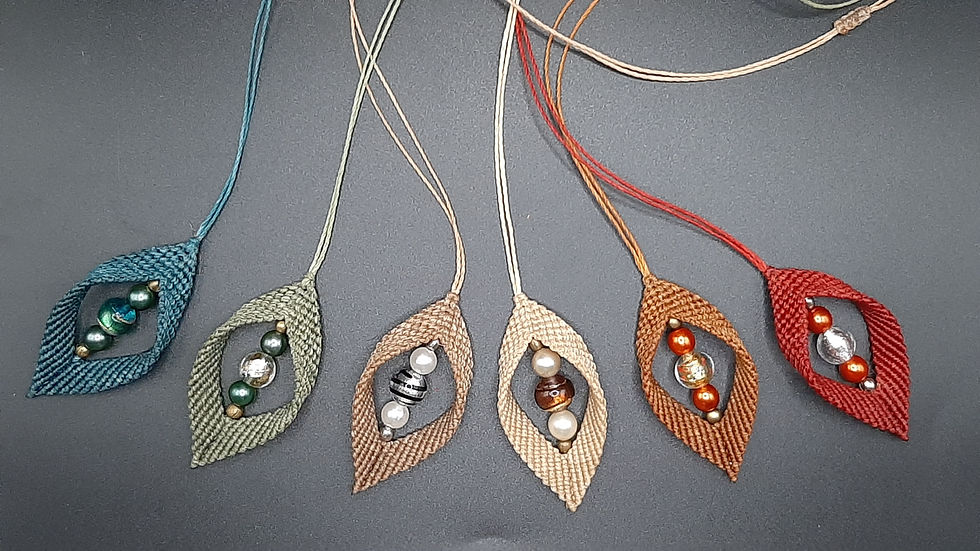 bracelet Olween en micro-macramé avec une perle en verre de Murano