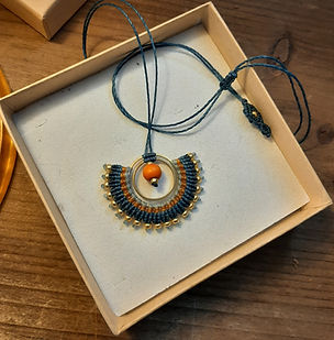 Abelle – Pendentif bohème chic en micro-macramé