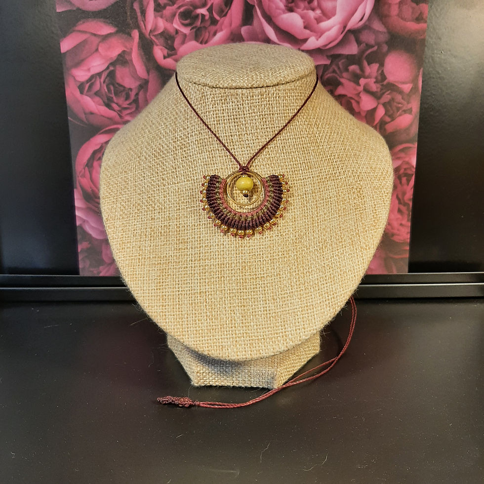 Pendentif Abelle en Micro-Macramé avec perle en bois bois coloré et verni