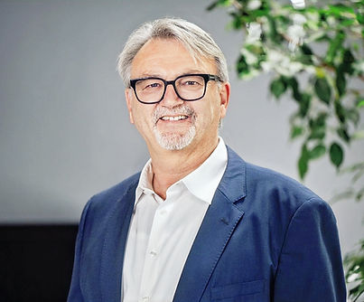 Martin Portrait Sakko_edited.jpg