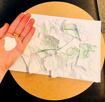 participante em atividade de arteterapia no Singula, papeis rasgados, verde e branco, Joinville, SC, 2025