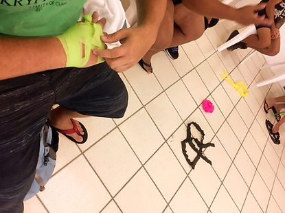 Imagem divulgaçãoparticipantes na Oficina de Arteterapia no CRAS, papéis coloridos, São José, SC, 2018