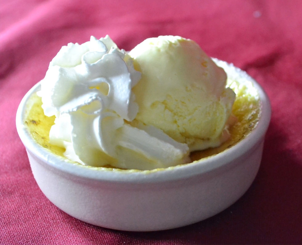Creme Brulee con gelato vaniglia - R$29