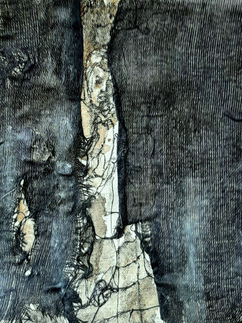 pentekening gecombineerd met textiel van het iconische beeld van het meisje achter de deuren van een veewagon. Klaar om afgevoerd te worden naar de kampen om nooit weerom te komen