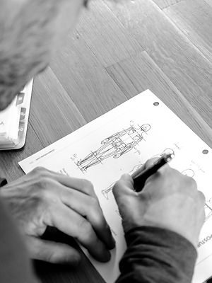 Stijn Debaveye en train de documenter une analyse posturale détaillée sur un diagramme, basé sur les observations faites avec une ligne de plomb. Cette étape essentielle permet d’identifier les déséquilibres, les asymétries et les causes profondes des douleurs ou limitations fonctionnelles. Avec cette méthode précise et personnalisée, les clients bénéficient d’un plan de réhabilitation adapté pour retrouver mobilité, force et performance.