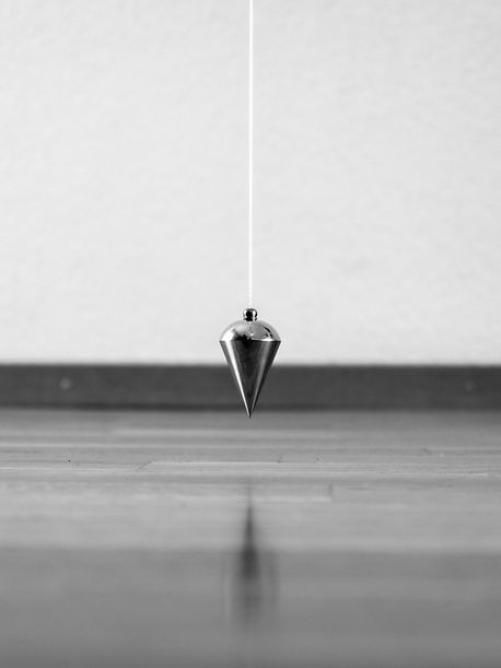 Zoom sur la base d’une ligne de plomb, utilisée pour détecter les déséquilibres structurels et les asymétries au niveau des pieds, des chevilles et de la posture globale. Cet outil précis permet d’identifier les causes profondes des douleurs et des limitations fonctionnelles, offrant une base solide pour un plan de réhabilitation personnalisé, conçu pour aider les clients motivés à investir dans leur santé, leur performance et leur bien-être durable.